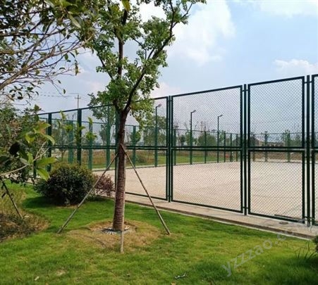 球场围网低碳钢丝菱形护防护网足球篮球羽毛球场铁丝网勾花护栏网